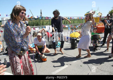 Giugno 28, 2018 - Preston, Lancashire, Regno Unito - membri della nazionale di azione diretta gruppo ''rivendicare il potere'' di cantare e ballare e suonare gli strumenti come parte di una 48 Ore di protestare contro il blocco, arresto di ''Cuadrilla's" gas di scisto Fracking operazioni in Inghilterra settentrionale..'' di rivendicare il potere'' un REGNO UNITO basato Azioni dirette gruppo scontri di natura sociale e ambientale e di giustizia economica, insieme con gli enti locali Anti-Fracking manifestanti arrestare il Shale Gas Company ''Cuadrilla's" Fracking operazioni per un intero 48 ore dal 28 al 30 giugno 2018. La perforazione è stata turbata e nessuna alimentazione o appaltatori Foto Stock