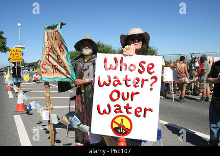 Preston, Lancashire, Regno Unito. Il 28 giugno, 2018. Un Anti Fracking Protester vestito come un Signore degli Anelli carattere, ''Gandalf il Wizard'' contiene un banner a leggere ''non Frack Il Shires'' al di fuori della società del gas ''Cuadrilla's" Fracking sito.''rivendicare il potere'' un REGNO UNITO basato Azioni dirette gruppo scontri di natura sociale e ambientale e di giustizia economica, insieme con gli enti locali Anti-Fracking manifestanti arrestare il Shale Gas Company ''Cuadrilla's" Fracking operazioni per un intero 48 ore dal 28 al 30 giugno 2018. La perforazione è stata turbata e nessuna alimentazione o agli imprenditori i veicoli erano in grado t Foto Stock