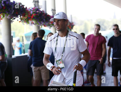 Londra, UK, 30 giugno 2018, tutti England Lawn Tennis e Croquet Club, Inghilterra; Wimbledon Tennis campionati, player pratiche e sessioni multimediali; Rafael Nadal (ESP) a piedi attraverso la folla torna in spogliatoio dopo aver terminato la sua pratica sessionCredit: Azione Plus immagini di sport/Alamy Live News Credit: Azione Plus immagini di sport/Alamy Live News Foto Stock