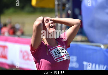 Brighton Regno Unito 30 Giugno 2018 - finitura emotivo come migliaia di donne e le loro famiglie prendere parte al Cancer Research UK Race per la vita manifestazione svoltasi nel parco Stanmer Brighton . Migliaia di prendere parte all'evento in tutta la Gran Bretagna ogni anno la raccolta di fondi per la ricerca sul cancro REGNO UNITO Foto Stock