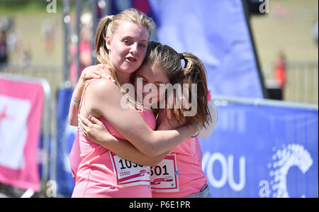 Brighton Regno Unito 30 Giugno 2018 - finitura emotivo come migliaia di donne e le loro famiglie prendere parte al Cancer Research UK Race per la vita manifestazione svoltasi nel parco Stanmer Brighton . Migliaia di prendere parte all'evento in tutta la Gran Bretagna ogni anno la raccolta di fondi per la ricerca sul cancro REGNO UNITO Foto Stock