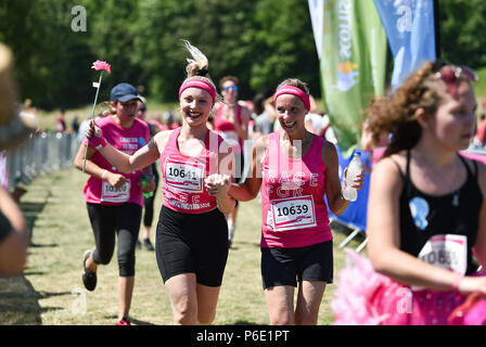 Brighton Regno Unito 30 Giugno 2018 - finitura emotivo come migliaia di donne e le loro famiglie prendere parte al Cancer Research UK Race per la vita manifestazione svoltasi nel parco Stanmer Brighton . Migliaia di prendere parte all'evento in tutta la Gran Bretagna ogni anno la raccolta di fondi per la ricerca sul cancro REGNO UNITO Foto Stock