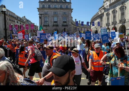 Westminster. Londra. Regno Unito 30 Giugno 2018 - migliaia di medici, infermieri, salute gli attivisti, sindacati, altri NHS personale e i loro sostenitori prendere parte alla celebrazione nazionale e la dimostrazione di supporto del NHS in anticipo del suo settantesimo anniversario. Credito: Dinendra Haria/Alamy Live News Foto Stock