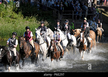 Galashiels, Scozia, Regno Unito, 30 Giugno: Braw Lads' giorno 2018 (Braw Lads raccolta) cavalieri e horsewomen cavalcare i loro cavalli attraverso il fiume Tweed durante il Braw Lads Gathering Festival annuale, parte della Scottish comune stagione di equitazione, il 30 giugno 2018 in Galashiels, Credito: Rob grigio/Alamy Live News Foto Stock