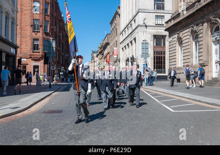 Glasgow, Scotland, Regno Unito. Il 30 giugno, 2018. Forze armate giorno. La sfilata di un corteo attraverso il centro della città da Holland Street a George Square è guidato dal Royal Marine Band e include il servizio militare, cadetti, le organizzazioni per la gioventù e il veterano associazioni. Credito: Berretto Alamy/Live News Foto Stock