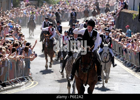 Galashiels, Scozia, Regno Unito, 30 Giugno: Braw Lads' giorno 2018 (Braw Lads raccolta) cavalieri e horsewomen cavalcare i loro cavalli fino alla città via durante il Braw Lads Gathering Festival annuale, parte della Scottish comune stagione di equitazione, il 30 giugno 2018 in Galashiels, Credito: Rob grigio/Alamy Live News Foto Stock