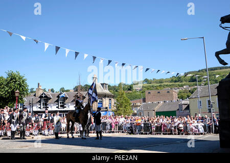 Galashiels, Scozia, Regno Unito, 30 Giugno: Braw Lads' giorno 2018 (Braw Lads raccolta) Braw Lad Greg Kelly presso il Memoriale di guerra durante il Braw Lads Gathering Festival annuale, parte della Scottish comune stagione di equitazione, il 30 giugno 2018 in Galashiels, la 82a cavallo delle Marche sin dal suo inizio nel 1930 Credit: Rob grigio/Alamy Live News Foto Stock