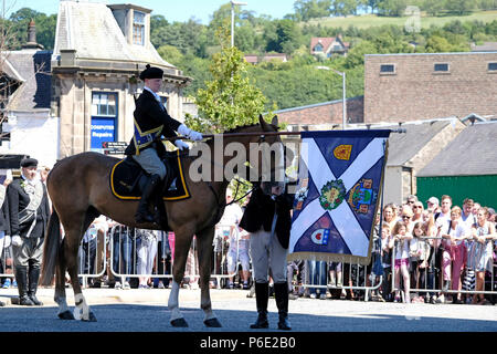 Galashiels, Scozia, Regno Unito, 30 Giugno: Braw Lads' giorno 2018 (Braw Lads raccolta) Braw Lad Greg Kelly presso il Memoriale di guerra durante il Braw Lads Gathering Festival annuale, parte della Scottish comune stagione di equitazione, il 30 giugno 2018 in Galashiels, la 82a cavallo delle Marche sin dal suo inizio nel 1930 Credit: Rob grigio/Alamy Live News Foto Stock