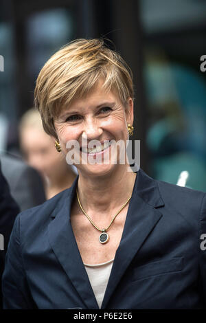 Frankfurt am Main, Germania. 14 Luglio, 2015. Susanne Klatten, maggiore azionista di tedesco produttore di automobili BMW e proprietario del futuro WINX grattacielo, assiste la cerimonia rivoluzionaria della torre in Frankfurt am Main, Germania, 14 luglio 2015. L'edificio dell'ufficio sarà di 110 metri di altezza al suo completamento. Credito: ANDREAS ARNOLD/dpa | in tutto il mondo di utilizzo/dpa/Alamy Live News Foto Stock