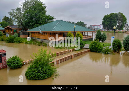 Srinagar, Jammu e Kashmir, India - 30 Giugno 2018 - acqua di fiume Jehlum amid piogge sabato scorso a Srinagar capitale estiva dell indiano Kashmir amministrato. Un allarme alluvione è stato lanciato in Kashmir il venerdì dopo il livello dell'acqua del fiume Jhelum è aumentata bruscamente seguenti incessanti piogge. Credito: Abbas Idrees SOPA/images/ZUMA filo/Alamy Live News Foto Stock