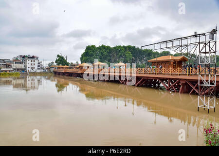 Srinagar, Jammu e Kashmir, India - 30 Giugno 2018 - acqua di fiume Jehlum amid piogge sabato scorso a Srinagar capitale estiva dell indiano Kashmir amministrato. Un allarme alluvione è stato lanciato in Kashmir il venerdì dopo il livello dell'acqua del fiume Jhelum è aumentata bruscamente seguenti incessanti piogge. Credito: Abbas Idrees SOPA/images/ZUMA filo/Alamy Live News Foto Stock