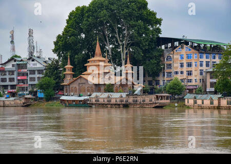 Srinagar, Jammu e Kashmir, India - 30 Giugno 2018 - acqua di fiume Jehlum amid piogge sabato scorso a Srinagar capitale estiva dell indiano Kashmir amministrato. Un allarme alluvione è stato lanciato in Kashmir il venerdì dopo il livello dell'acqua del fiume Jhelum è aumentata bruscamente seguenti incessanti piogge. Credito: Abbas Idrees SOPA/images/ZUMA filo/Alamy Live News Foto Stock