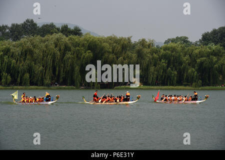 (180630) -- Pechino, 30 giugno 2018 (Xinhua) -- dragon boat squadre competere nel lago Fuhai di Yuanmingyuan Park, o il Vecchio Palazzo d'estate, a Pechino, capitale della Cina, 30 giugno 2018. Persone riunite qui il sabato per celebrare il trentesimo anniversario dell'apertura ufficiale del Parco Yuanmingyuan al pubblico. Il vecchio palazzo estivo sulla periferia Nordovest di Pechino è stata ripristinata dalle rovine del vecchio giardino imperiale Yuanmingyuan costruito nel 1709. Essa è stata bruciata dagli inglesi e le truppe francesi nel 1860, parzialmente ricostruito e poi nuovamente saccheggiata dalle forze alleate di otto invasione estera Foto Stock