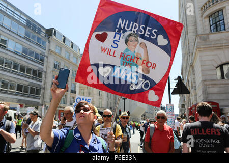 Londra, UK, 30 Giugno, 2018. Migliaia di persone si prendono per le strade della capitale per mostrare il loro apprezzamento per il NHS sul suo settantesimo anniversario. Penelope Barritt/Alamy Live News Foto Stock