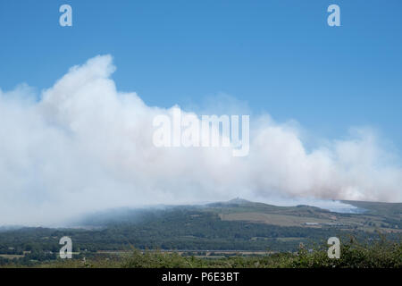 Rivington Pike, REGNO UNITO, 30 giugno 2018. La misura degli incendi e il fumo sul lato ovest del West Pennine Moors intorno inverno Hill e Rivington Pike può essere chiaramente visto su questi lontani i colpi da vicino a Blackrod.Sabato 30/6/18 dopo almeno tre giorni di bruciatura durante un record periodo di caldo e secco, soleggiato.Il fumo è un viaggio di oltre le città di Chorley,Horwich e Bolton. Credito: Ruaux/Alamy Live News Foto Stock