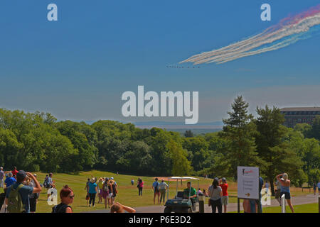 Il Galles, Regno Unito, 30 giugno 2018. Le frecce rosse sorvolare Celebrity Golf Cup Celtic Manor Resort Wales Credit: Robert Timoney/Alamy Live News Foto Stock