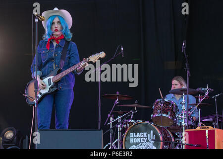 Finsbury park, Regno Unito. Il 30 giugno 2018, Miele di Nero dotato di Izzy Baxter, (vocals, chitarra) Chris Ostler (chitarra), Tommy Taylor (bass), Tom DELTA NAT GAS (tamburi) effettuando al Queens di età della pietra e gli amici. UK.Finsbury Park di Londra.© Jason Richardson / Alamy Live News Foto Stock