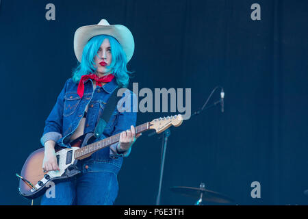 Finsbury park, Regno Unito. Il 30 giugno 2018, Miele di Nero dotato di Izzy Baxter, (vocals, chitarra) Chris Ostler (chitarra), Tommy Taylor (bass), Tom DELTA NAT GAS (tamburi) effettuando al Queens di età della pietra e gli amici. UK.Finsbury Park di Londra.© Jason Richardson / Alamy Live News Foto Stock