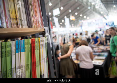 Stuttgart, Germania. Il 30 giugno, 2018. Fumetti in piedi davanti ai visitatori della cultura pop fair 'Comic Con la Germania " presso la fiera commerciale di Stoccarda. La fiera si svolgerà dal 30 giugno al 01 luglio. Credito: Sebastian Gollnow/dpa/Alamy Live News Credito: dpa picture alliance/Alamy Live News Foto Stock