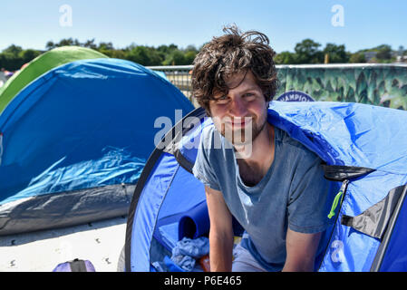 Londra, Regno Unito. Il 30 giugno 2018. Dario Platt-Vowles da Gloucestershire pone nella sua tenda a Wimbledon Park. Egli è il primo a 'Coda' per i biglietti premio, arrivati giovedì 28 giugno, quattro giorni prima del torneo di Wimbledon Tennis campionati sono per iniziare il 2 luglio. Egli spera di essere in grado di ottenere i biglietti per Centre Court per vedere il suo idolo, Roger Federer. Credito: Stephen Chung / Alamy Live News Foto Stock