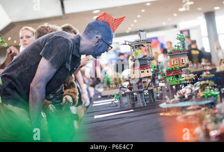 Stuttgart, Germania. Il 30 giugno, 2018. Un uomo guarda un lego mostra durante la prima giornata della cultura pop fair 'Comic Con la Germania " presso la fiera commerciale di Stoccarda. La fiera si svolgerà dal 30 giugno al 01 luglio. Credito: Sebastian Gollnow/dpa/Alamy Live News Foto Stock