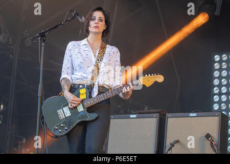 Finsbury park, Regno Unito. 30 Giugno 2018,Australiano-nato il cantante-cantautore e chitarrista Brody dallâ e moglie di Josh Homme effettuando al Queens di età della pietra e gli amici. UK.Finsbury Park di Londra.© Jason Richardson / Alamy Live News Foto Stock