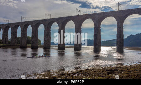 Kayakers al tramonto sul confine reale ponte che attraversa il fiume Tweed a Berwick-upon-Tweed in Northumberland, Inghilterra del Nord Est. Foto Stock