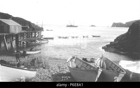 . Inglese: Squaw Harbour di mostrare agli uomini lo scarico di forniture provenienti da imbarcazioni, Unga isola, ca. 1911 . Inglese: didascalia sull'immagine: Alaska PH Coll 247.220 Unga si trova sulla costa sud-est di Unga isola, nelle Isole Shumagin della catena aleutian. Era un villaggio Aleut segnalata per la prima volta come 'Delarov' nel 1833, con una popolazione di 116, e poi come 'Ougnagok' nel 1836. Il 'Ounga' post office è stato istituito nel 1888, e ha cambiato il suo nome in Assemblea Generale delle Nazioni Unite nel 1894. Il post office chiuse nel 1958. Assemblea generale delle Nazioni Unite non è più occupata per tutto l'anno. Soggetti (LCTGM): Squaw Harbour (Alaska); imbarcazioni a remi--Alaska--Squaw porto; Unga Island ( Foto Stock