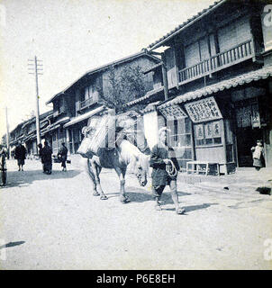 . Inglese: Street a Nagasaki, in Giappone, ca. 1899 . Inglese: Questa fotografia è parte di una serie di immagini che ritraggono il progresso di un viaggio in Giappone e includono viste delle Hawaii, nelle Filippine e in Giappone. Non è noto se H. Ambrogio Kiehl è stato il fotografo o hanno preso parte in viaggio . Sul verso dell'immagine: Nagasaki. Soggetti (LCTGM): Pack animali--Giappone--Nagasaki-shi; Utility poli--Giappone--Nagasaki-shi; i negozi & negozi--Giappone--Nagasaki-shi soggetti (LCSH): strade--Giappone--Nagasaki-shi; Nagasaki-shi (Giappone) . circa 1899 75 Street a Nagasaki, in Giappone, ca 1899 (KIEHL 179) Foto Stock