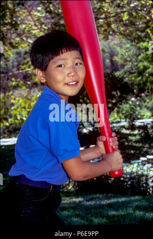 Ragazzo adottato di recente dalla Corea impara a giocare a baseball americano gioco, signor © Myrleen Pearson. Ferguson Cate Foto Stock