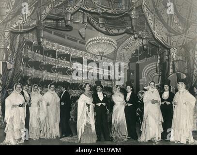 ALONSO LOPEZ, Francisco. COMPOSITOR ESPAÑOL.GRANADA 1887 / 1948. ' LAS DE LOS OJOS EN BLANCO ' REVISTA 1934. Rappresentanouna LA ESCENA 'CUADRO DEL BAILE DEL REAL'. Foto Stock