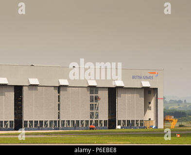 Vista del paesaggio della British Airways Impianto di manutenzione hangar a Cardiff Galles Airport Foto Stock