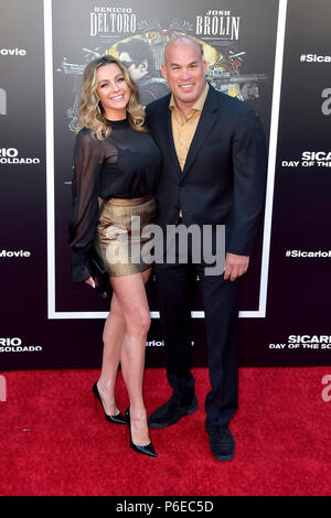 Amber Nicole Miller e Tito Ortiz frequentando il 'Sicario: Giorno del Soldado' premiere a Westwood Regency Village Theatre il 26 giugno 2018 a Los Angeles, California. Foto Stock