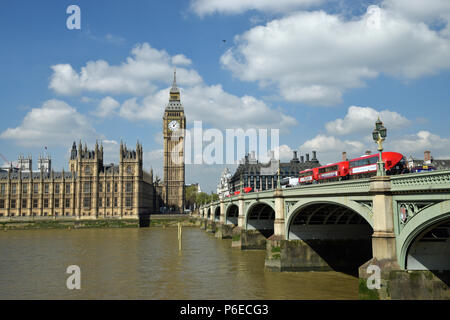 Big Ben con autobus rossi a ponte Foto Stock