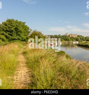 Un sentiero che costeggia il fiume Arun verso Arundel, West Sussex, Regno Unito. Foto Stock