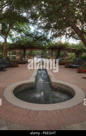 Fontana e ingresso del giardino di speranza e di coraggio memorial garden e santuario di Naples, Florida. Foto Stock