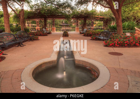 Fontana e ingresso del giardino di speranza e di coraggio memorial garden e santuario di Naples, Florida. Foto Stock