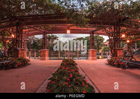 Notturno di ingresso del giardino di speranza e di coraggio memorial garden e santuario di Naples, Florida. Foto Stock