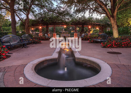 Fontana notturna e ingresso del giardino di speranza e di coraggio memorial garden e santuario di Naples, Florida. Foto Stock