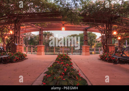 Notturno di ingresso del giardino di speranza e di coraggio memorial garden e santuario di Naples, Florida. Foto Stock