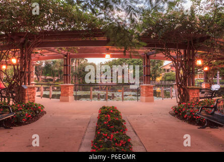 Notturno di ingresso del giardino di speranza e di coraggio memorial garden e santuario di Naples, Florida. Foto Stock