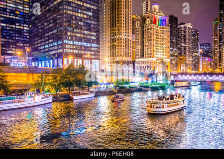 Splendido downtown Chicago di notte con edifici illuminati, al fiume e al ponte. Foto Stock