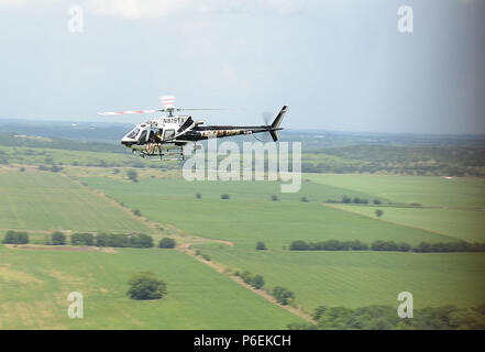 Un Texas Dipartimento della Pubblica Sicurezza elicottero vola al fianco di Texas National Guard per aeromobili durante le missioni di salvataggio su maggio 21, 2018 come parte di Texas' più grande ricerca e salvataggio di esercizio. L'esercizio coinvolti 20 elicotteri, 24 agenzie e oltre 200 persone. (U.S. Esercito nazionale Guard foto di Sgt. Contrassegnare Otte) Foto Stock
