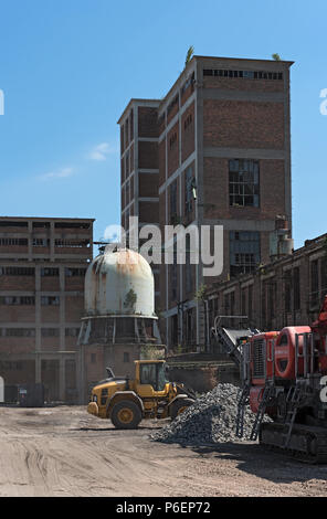 Il rimodellamento e la demolizione parziale di un ex cartiera, (fabbrica di cellulosa) Foto Stock