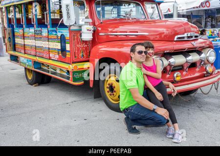 Miami Florida,Miami-Dade Expo Center Fairgrounds Tamiami Park,Junta Hispana Hispana Festival,uomo uomo latino-americano maschio,ragazza ragazze,femmina capretto Foto Stock
