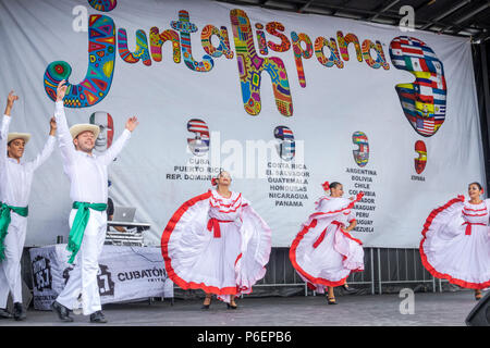 Miami Florida,Miami-Dade Expo Center Fairgrounds Tamiami Park,Junta Hispana Hispana Festival,palcoscenico latino-americano,donna donne,uomo uomini m Foto Stock