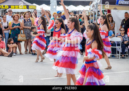 Florida,Coral Gables,Festival culturale ispanico,gruppo di danza latino-americana,ballerini, ballerini, pubblico,ragazze ispaniche,bambina femminile Foto Stock