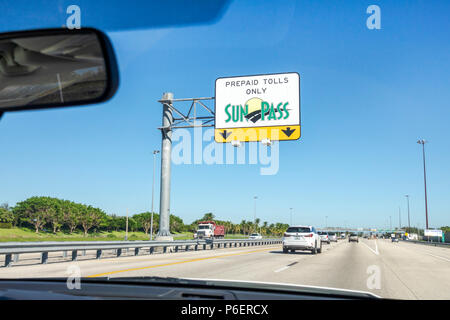 Fort ft. Lauderdale Florida, strada a pedaggio Florida Turnpike, sistema di riscossione elettronica dei pedaggi prepagati SunPass, traffico, autostrada, auto, veicoli in movimento, segnaletica orizzontale Foto Stock