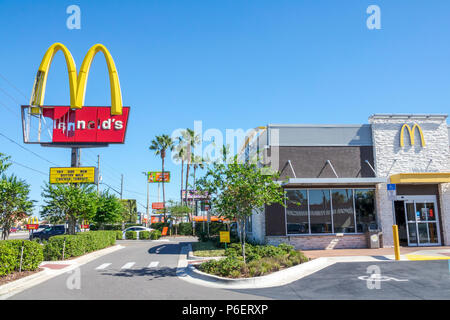 Winter Park Florida, McDonald's, fast food, ristorante ristoranti, ristoranti, ristoranti, ristoranti, caffè bistrot, dopo l'uragano Irma, vento danneggiato archi d'oro si Foto Stock