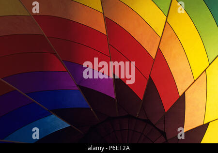Immagine interno all'interno di un multicolore di aria calda come il palloncino viene gonfiato e pronto per il volo. Foto Stock